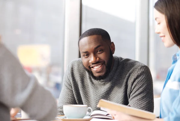 Jeune homme barbu au café avec des amis — Photo