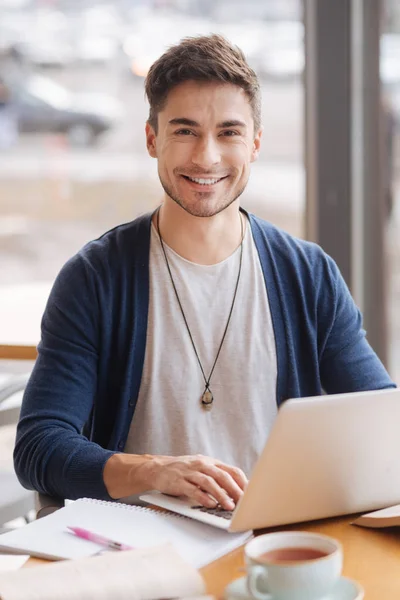 Joven chico guapo trabajando en la computadora — Foto de Stock