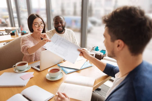 Positiva kollegor arbetar tillsammans i projekt — Stockfoto