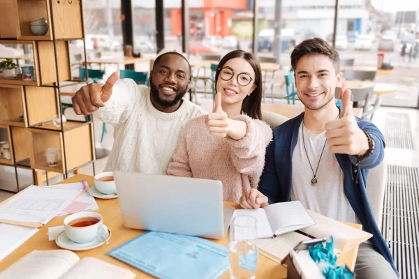 Étudiants internationaux exprimant leurs émotions au café — Photo