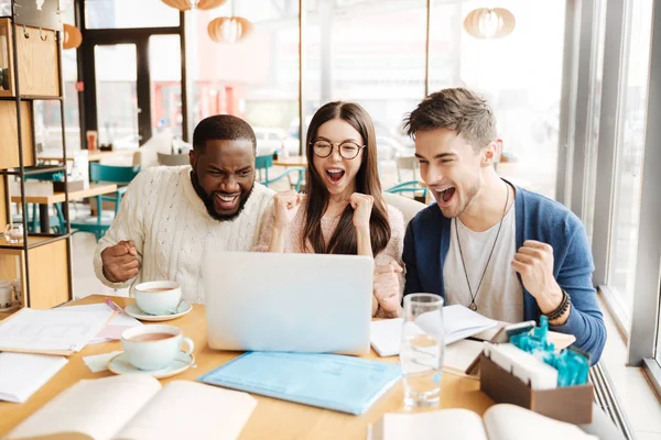 Internationella studenter vilar i caféet — Stockfoto