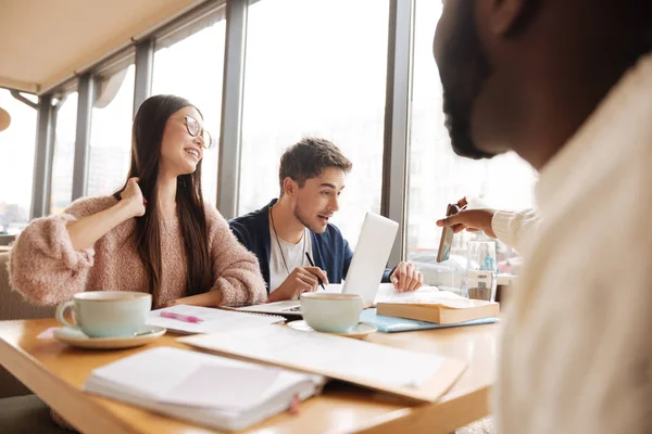 Estudiantes internacionales inteligentes aprendiendo juntos —  Fotos de Stock