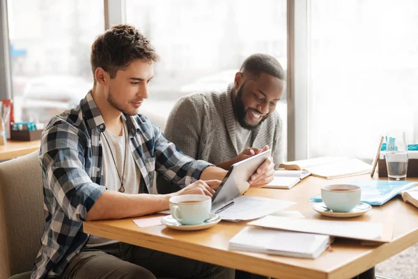 Agréables étudiants intelligents assis dans le café — Photo