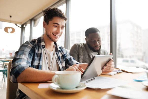 Dva studenti spolupracují na tabletu — Stock fotografie