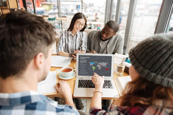 Jovens parceiros de negócios usando laptop no café — Fotografia de Stock