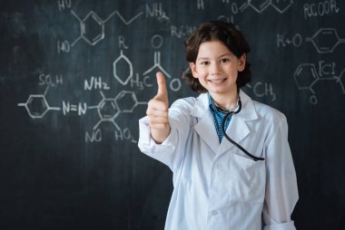 Memnun öğrenci mutluluk ifade 