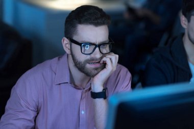 Onun işine konsantre düşünceli akıllı programcı