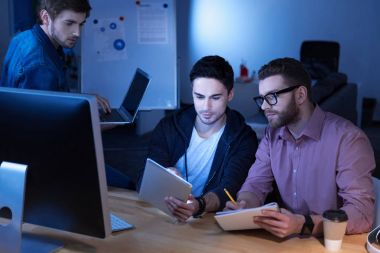 Yakışıklı zor çalışma programcı ekip içinde çalışma