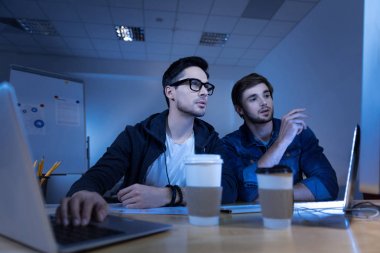 Akıllı erkek Hacker kişisel veri bilgilerini çalmak