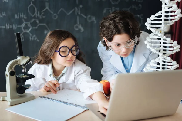 Amigos estudando microbiologia — Fotografia de Stock