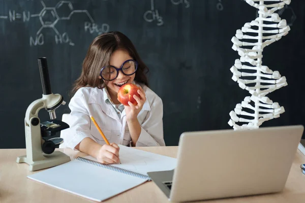 Geamuseerd weinig wetenschapper genieten van homwework in het laboratorium — Stockfoto
