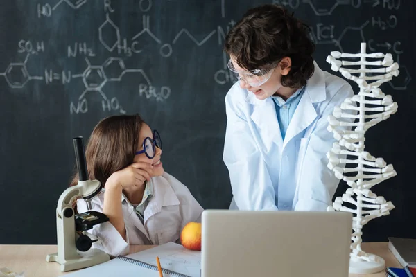 Élèves travaillant sur le projet scientifique — Photo