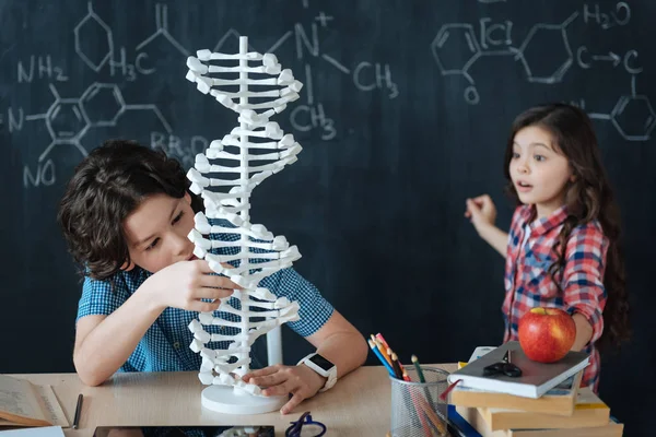 Děti zkoumání genetického kódu ve škole — Stock fotografie