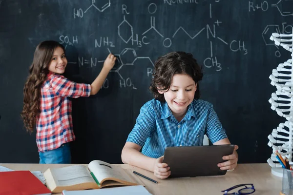 Remaja aktif menikmati kelas kimia — Stok Foto