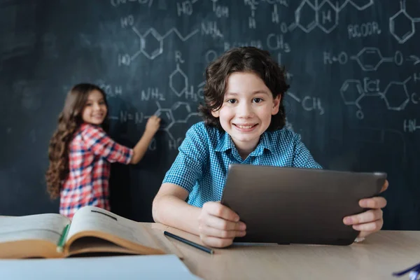 Tieners aantonen van de wetenschappelijke kennis — Stockfoto