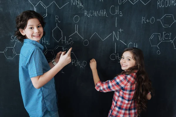 Satisfied teenagers enjoying chemistry class — Stock Photo, Image