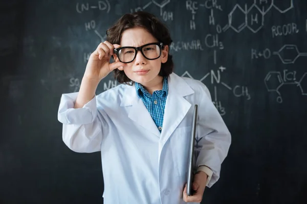 Charismatique petit scientifique appréciant la classe — Photo