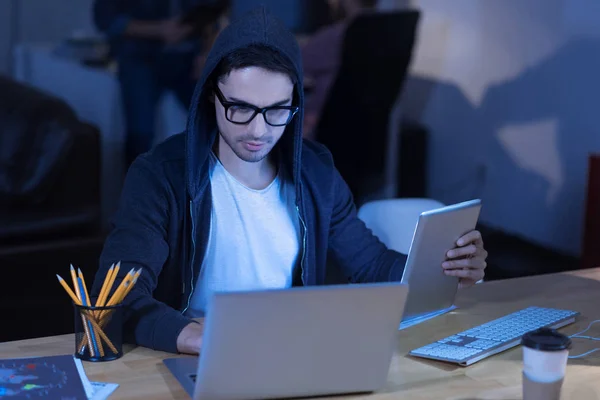 Schlauer Mann hackte sich in das staatliche Sicherheitssystem — Stockfoto