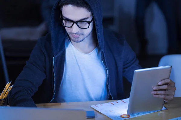 Smart geni hacker stjäla pengar från kreditkort — Stockfoto