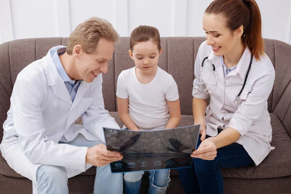 Ärzte im Gespräch mit ihrem kleinen Patienten — Stockfoto