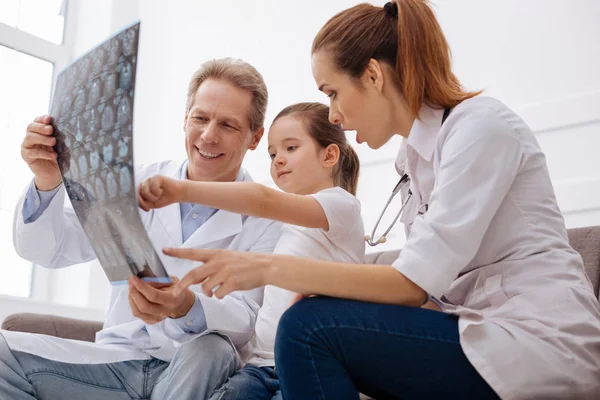 Equipe de médicos explicando algumas coisas médicas para seu paciente — Fotografia de Stock