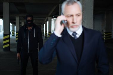 Bir maske takarak ciddi erkek çocuk hırsızı