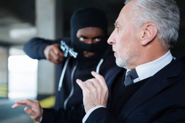Elleri kadar yükselterek endişeli zengin işadamı