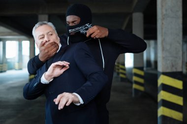 Agresif tehlikeli suçlu bir işadamı adam kaçırma