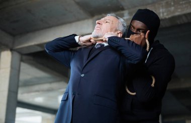 Zalim acımasız adam bir kişi öldürmek