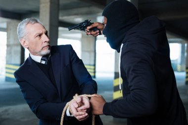 İpi tutan agresif azılı suçlu