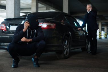 Arabanın arkasında oturan ciddi silahlı ceza