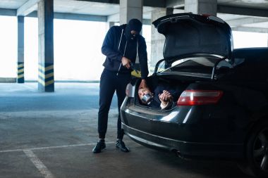 Kızgın erkek suçlu kurbanını arıyor