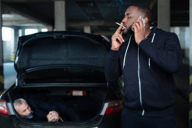 Sakin sakallı adam arama yapma