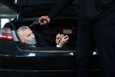 Bir suç kurban olma adam yakışıklı gri başlı