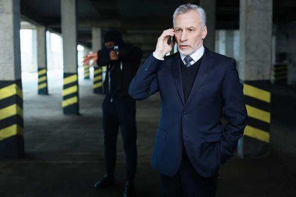 Un hombre serio y preocupado hablando por teléfono — Foto de Stock