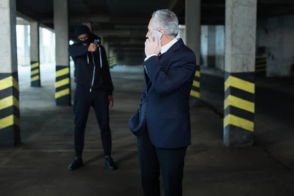 Infeliz hombre de negocios asustado mirando a su secuestrador —  Fotos de Stock