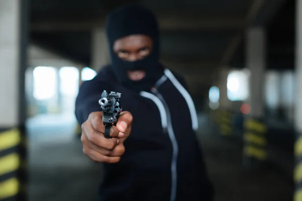 Foco seletivo de um focinho de pistola apontado a você — Fotografia de Stock