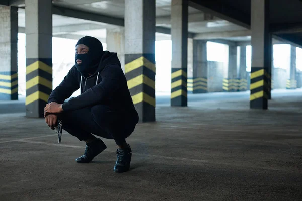 Ernstige gewapende man die wachten op iemand — Stockfoto