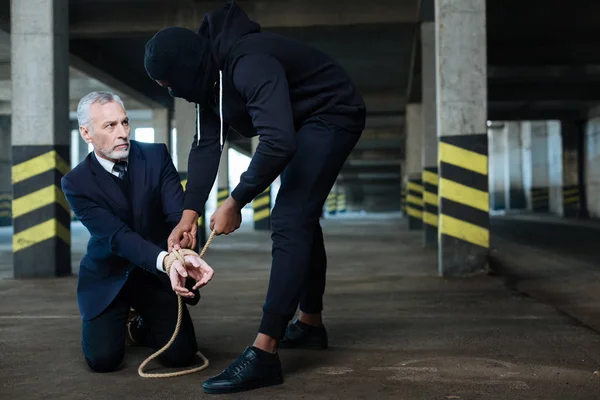 Seriamente infeliz hombre de negocios sentado con las manos atadas —  Fotos de Stock