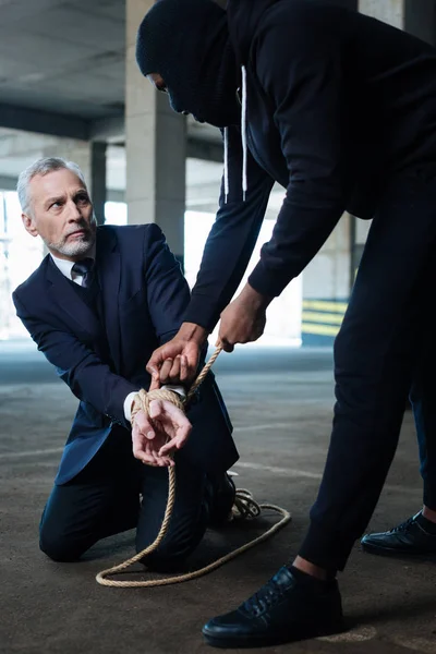 Hombre mayor sin porristas sentado en el suelo — Foto de Stock