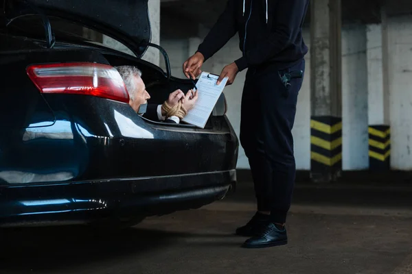 Glädjelös skrämde man tar en penna — Stockfoto