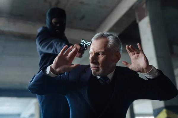 銃を突きつけて写真素材 ロイヤリティフリー銃を突きつけて画像 Depositphotos