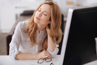 Hasta genç Yöneticisi ofiste yorgun hissetme