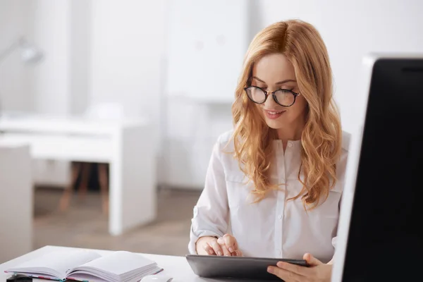 Fröhliche junge Geschäftsfrau genießt die Arbeitszeit im Büro — Stockfoto