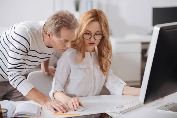 Freundliche Kollegen, die im Büro zusammenarbeiten — Stockfoto