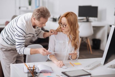 Ofiste iş arkadaşları omuz dokunaklı yaşlı iş Yöneticisi