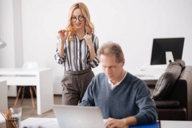 Tutkulu genç kadın baştan çıkarmak yaşlı meslektaşım iş başında