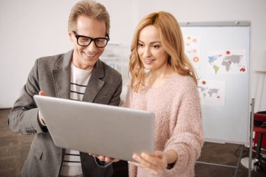 Dizüstü bilgisayar iş merkezini kullanmanın kolay iş ortakları