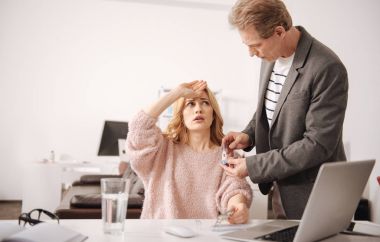 Yüksek sıcaklık ofiste olan üzgün genç Yöneticisi