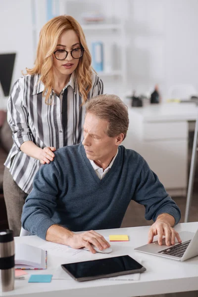 Joven empresaria distrayendo colega en la oficina — Foto de Stock